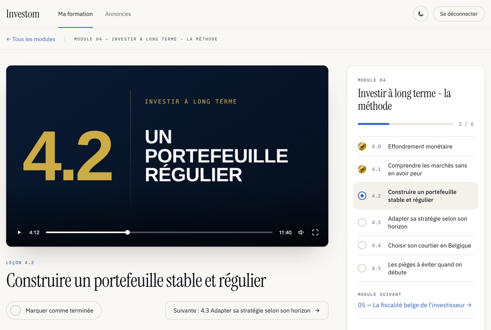 Le lecteur vidéo de la leçon 4.2, avec à droite les leçons du module 4 : deux sont cochées d'une pastille dorée.