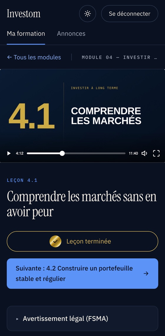 Le lecteur sur téléphone en thème sombre : la leçon 4.1 marquée « Leçon terminée », et le bouton vers la suivante.